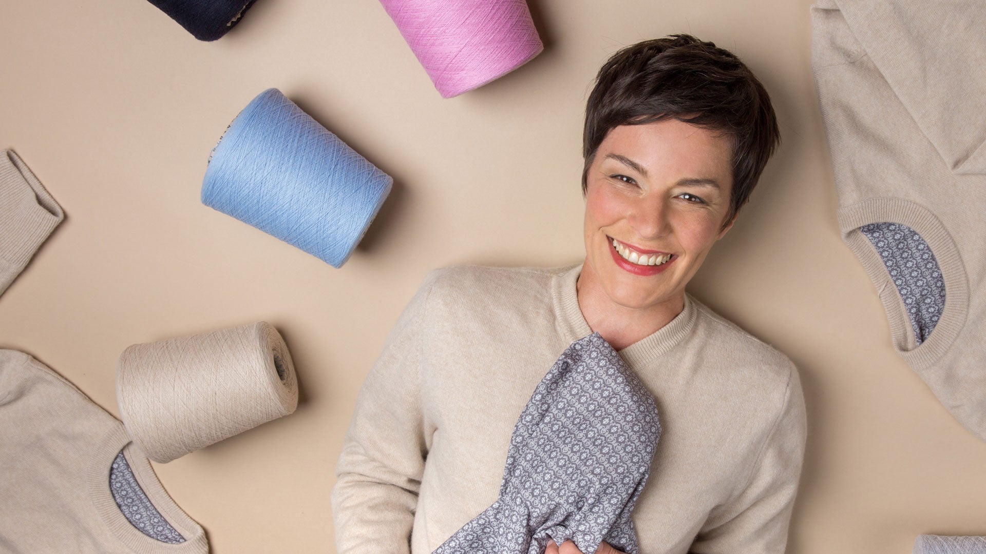 Viktoria Bunk, die visionäre Gründerin der Athleisure Company, verkörpert die Essenz von Eleganz und Handwerkskunst. In diesem faszinierenden Bild zeigt sie stolz die hochwertigen Komponenten ihres Kaschmirpullovers, darunter das patentierte Innenfutter und die Garnkonen. Bei Athleisure erleben Sie die perfekte Verbindung von Stil und Qualität. Jedes Stück wird mit höchster Sorgfalt gestaltet, um Ihre Garderobe zu bereichern und Ihre Ansprüche an Mode und Luxus zu erfüllen